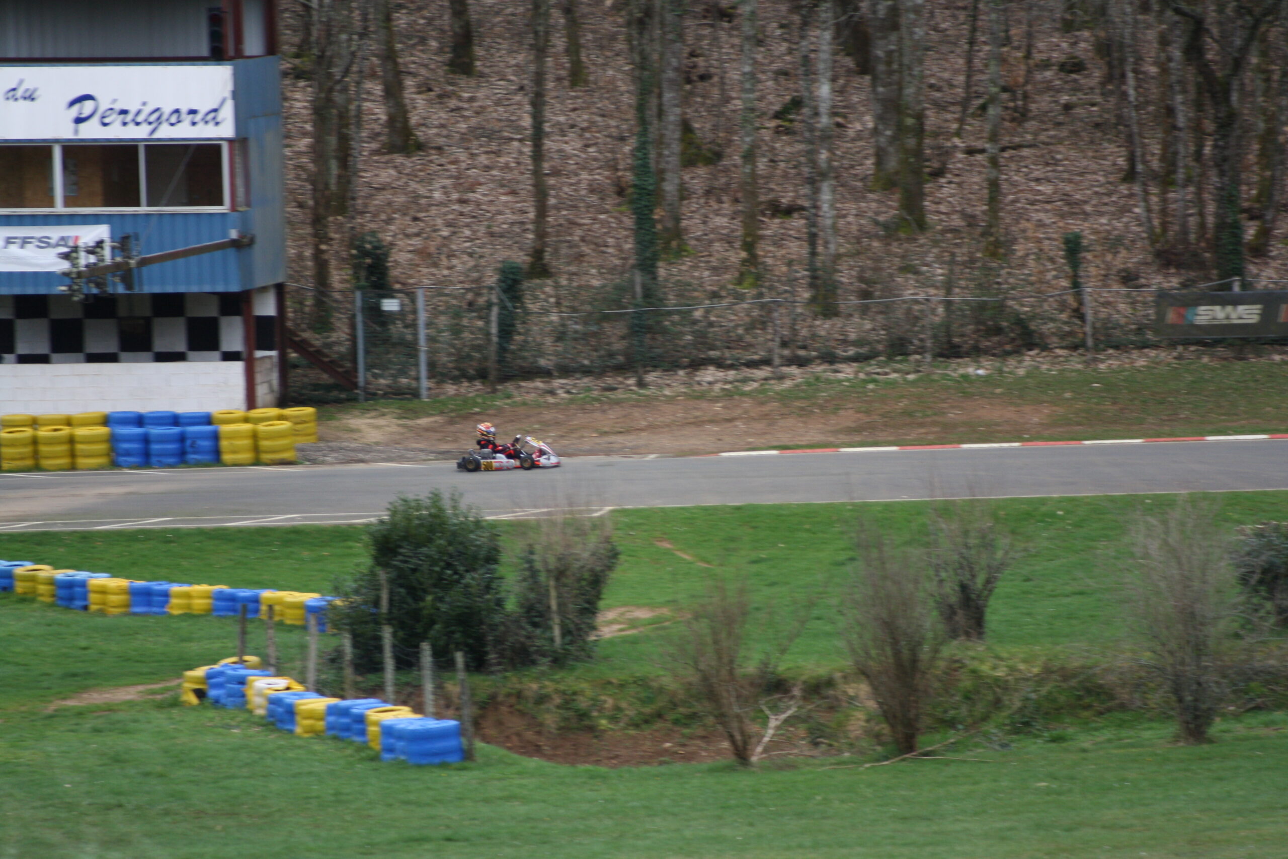 Le kart #500 en piste lors des entrainements à Teyjat, saison 2026