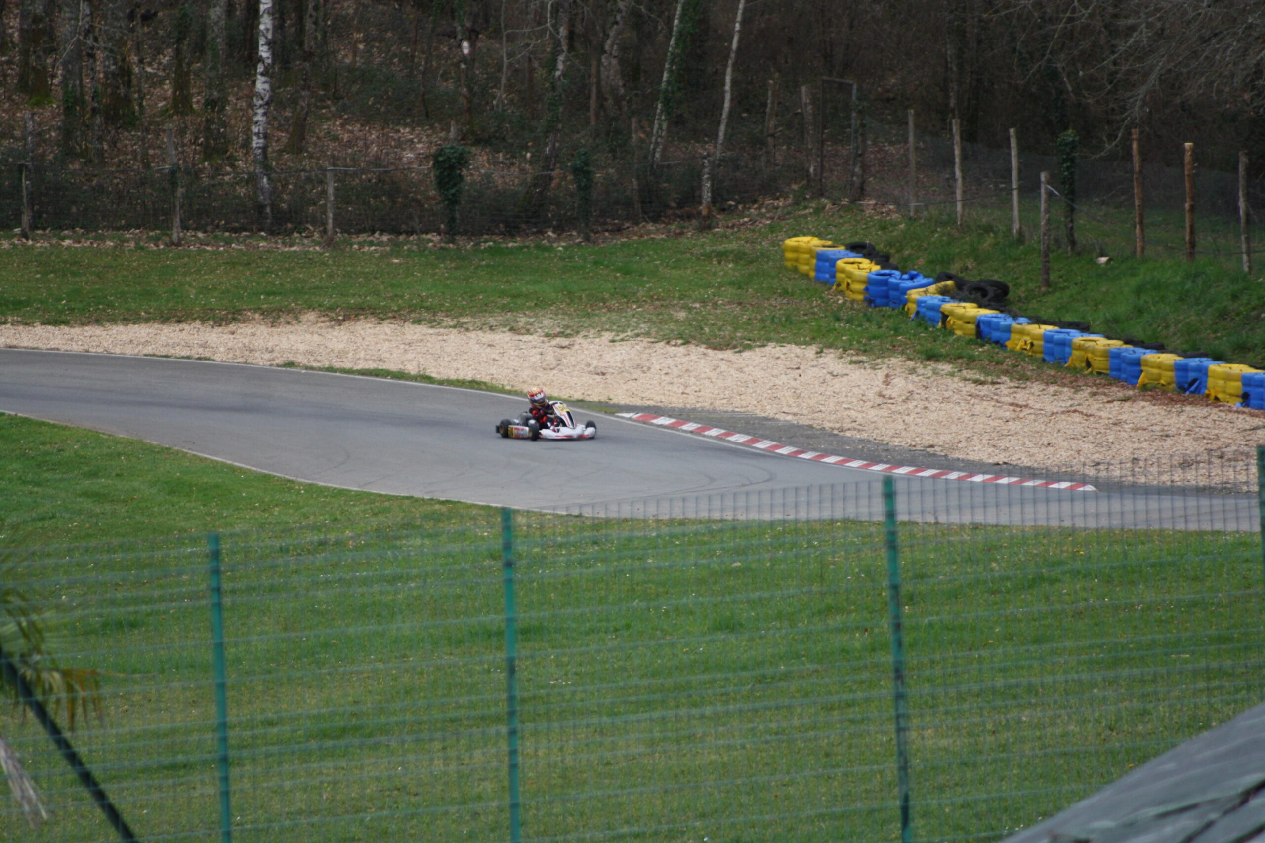Le kart #500 en piste lors des entrainements libres à Teyjat, saison 2026