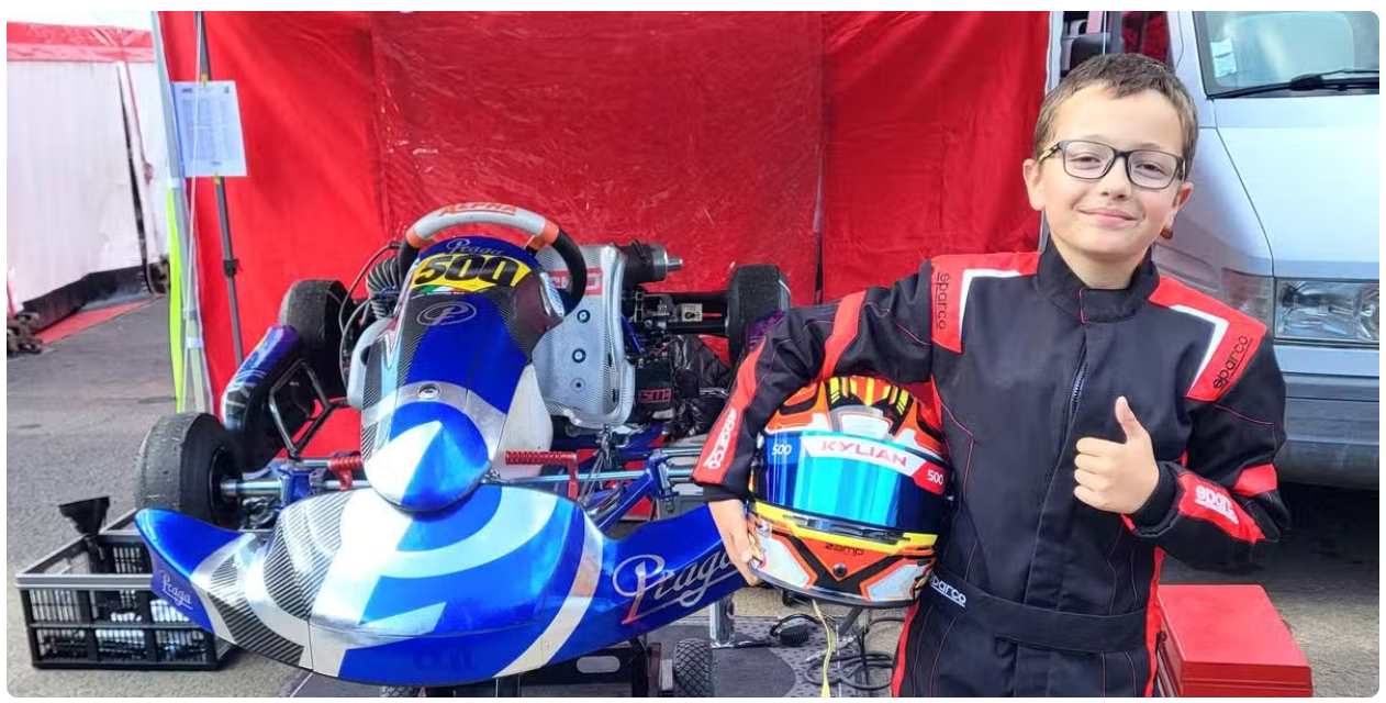 Kylian Mourlhon, pilote de karting français en catégorie Mini 60, dossard 500, devant son kart Sodi à moteur Vortex